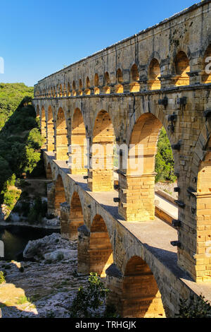 Aquädukt Pont du Gard in Südfrankreich. Es ist die höchste aller erhöhten römischen Aquädukte. Stockfoto