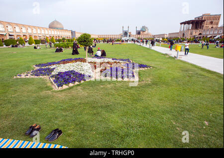 Picknickers entspannen im Maydan-e Imam Square, auch bekannt als Naqsh-e Jahan Square, in Isfahan, Iran. Es ist ein UNESCO Weltkulturerbe. Stockfoto