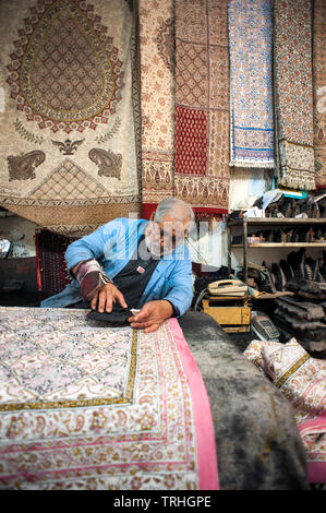 Ein Arbeitnehmer tun Block drucken an Ebadi Qalam-kar-Workshop, ein Block drucken Workshop in Esfahan Altstadt. Das Handwerk wird lokal als qalamkar bekannt. Stockfoto