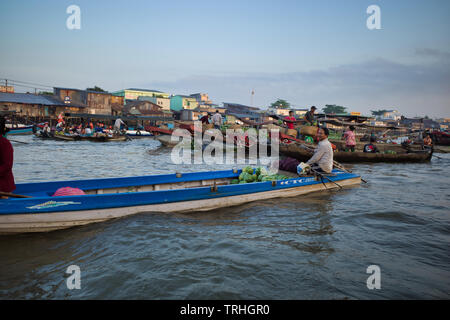 Can Tho, Vietnam - 28. März 2019: Kommerzielle Boote im Mekong-delta bei Sonnenaufgang. Vietnamesische verkaufen Wassermelonen vom Boot aus. Stockfoto