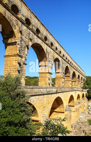 Aquädukt Pont du Gard in Südfrankreich. Es ist die höchste aller erhöhten römischen Aquädukte. Stockfoto