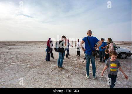 Touristen auf einer Tour zu einem Salzsee in der Nähe von Varzaneh, Iran. Stockfoto