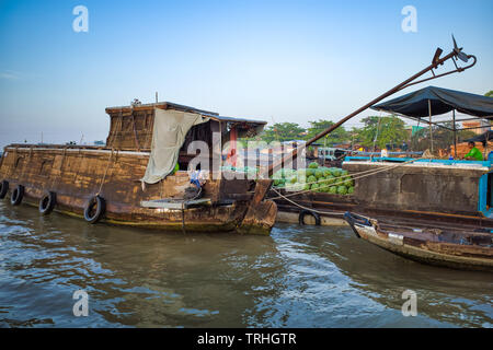 Can Tho, Vietnam - 28. März 2019: Kommerzielle Boote im Mekong-delta bei Sonnenaufgang. Vietnamesische verkaufen Wassermelonen vom Boot aus. Stockfoto