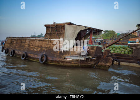 Can Tho, Vietnam - 28. März 2019: Kommerzielle Boote im Mekong-delta bei Sonnenaufgang. Vietnamesische verkaufen Wassermelonen vom Boot aus. Stockfoto