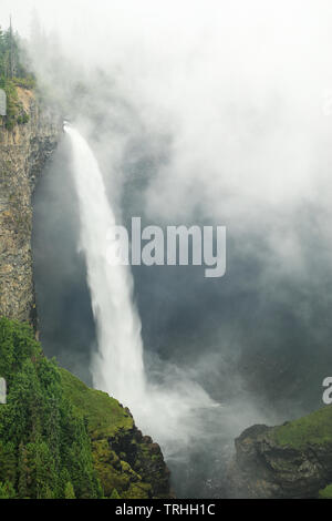 Helmcken Falls mit Nebel, Wells Gray Provincial Park, British Columbia, Kanada. Es ist der viertgrösste Park in British Columbia. Stockfoto