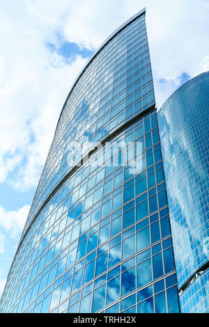 Fragment der zeitgenössischen Architektur, Wände aus Glas und Beton. Glass curtain wall der modernen Bürogebäude Stockfoto