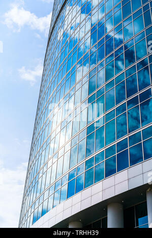 Fragment der zeitgenössischen Architektur, Wände aus Glas und Beton. Glass curtain wall der modernen Bürogebäude Stockfoto