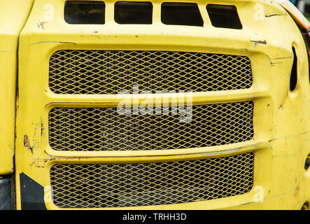 Gelbe Farbe Lkw Kühlerdeckel Stockfoto