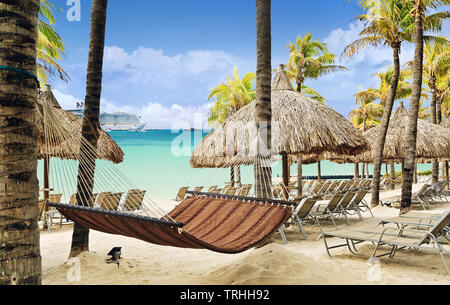 Strand auf tropisches Resort mit Kreuzfahrtschiff im Hafen Stockfoto