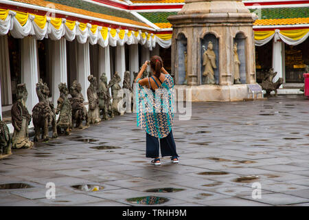 Mädchen Fotos machen an der Wat Arun. Wat Arun aus dem Fluss Chao Phraya. Wat Arun ist ein buddhistischer Tempel in Bangkok, Thailand. Der Tempel befindet sich in Stockfoto