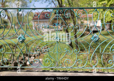 In der Nähe von Grün, Gusseisen Geländer einer Brücke am Anwesen von Mathias Gasteiger (Künstler). Das Geländer umfasst mehrere Ornamente und Verzierungen. Stockfoto