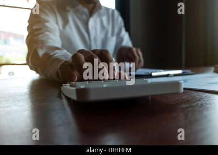 Unternehmer kalkulieren Investitionen Erweiterung business, Geld sparen. Finanzen Konzept. Stockfoto