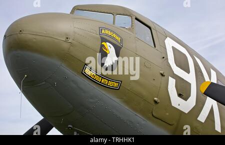 Douglas C-47 Skytrain N 150 D (101 Airbourne Tribut) Am2019 Shuttleworth fliegendes Festival das 75-jährige Jubiläum von D zum Gedenken an den Tag Stockfoto