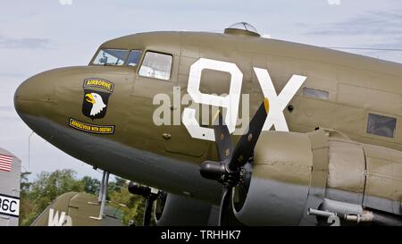 Douglas C-47 Skytrain N 150 D (101 Airbourne Tribut) Am2019 Shuttleworth fliegendes Festival das 75-jährige Jubiläum von D zum Gedenken an den Tag Stockfoto