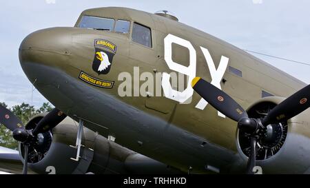 Douglas C-47 Skytrain N 150 D (101 Airbourne Tribut) Am2019 Shuttleworth fliegendes Festival das 75-jährige Jubiläum von D zum Gedenken an den Tag Stockfoto