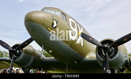 Douglas C-47 Skytrain N 150 D (101 Airbourne Tribut) Am2019 Shuttleworth fliegendes Festival das 75-jährige Jubiläum von D zum Gedenken an den Tag Stockfoto