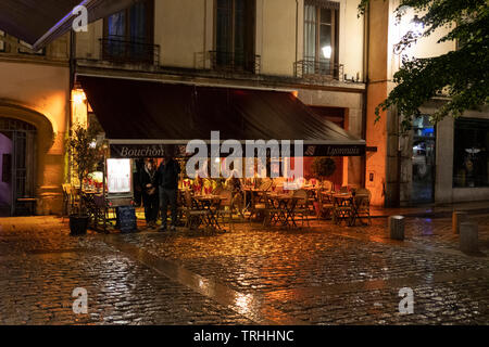 Bouchon in der bunten Saint Jean Viertel in der Altstadt von Lyon, Frankreich in der Nacht im Regen. Bouchon ist ein traditionelles Restaurant in Lyon, wo Sie essen Stockfoto