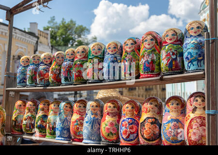 Bunt bemalten russische Puppe Souvenirs zum Verkauf auf Andrews anständig, Kiew, Ukraine, Stockfoto
