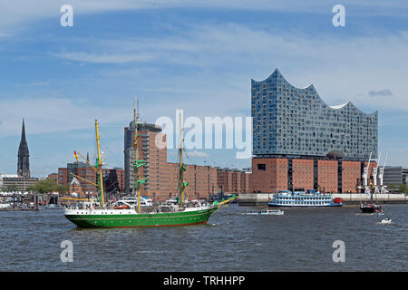 Segelschiff Alexander von Humboldt II und Raddampfer Louisiana Star vor der Elbphilharmonie, 830. Hafengeburtstag, Hamburg, Deutschland Stockfoto