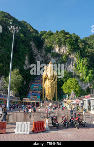 Batu Höhlen, Kuala Lumpur, 1. Mai 2019 - Batu Höhlen Eingang Ansicht der hinduistischen Tempel mit Lord Murugan Statue & bunte Treppe Stockfoto