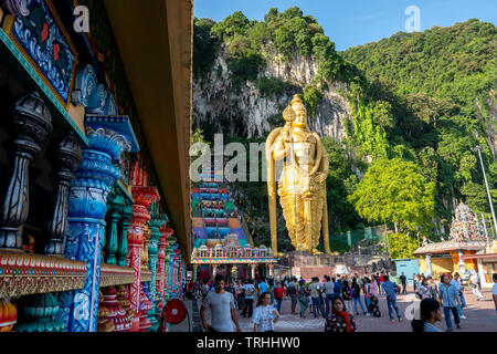 Batu Höhlen, Kuala Lumpur, 1. Mai 2019 - Klare Sicht der hinduistischen Tempel mit Lord Murugan Statue & bunte Treppe Stockfoto