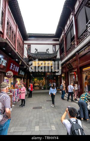 CHINA, Shanghai, 8. Mai 2019 - Tempel (Chenghuang Miao) Stadt Gottes in Shanghai touristischer Punkt frühling sommer Shopping Bereich Stockfoto