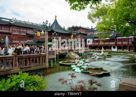 CHINA, Shanghai, 8. Mai 2019 - Yu-garten in Shanghai koi Teich Tourist Spot Frühling Sommer Stockfoto