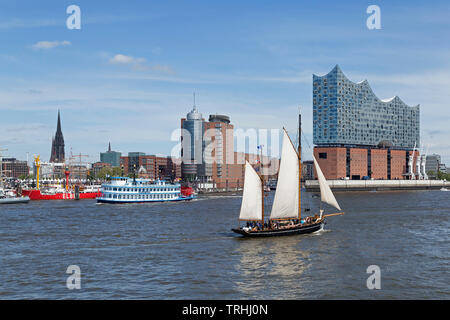 Segelboot vor der Elbphilharmonie, 830. Hafen Geburtstag, Hafen, Hamburg, Deutschland Stockfoto