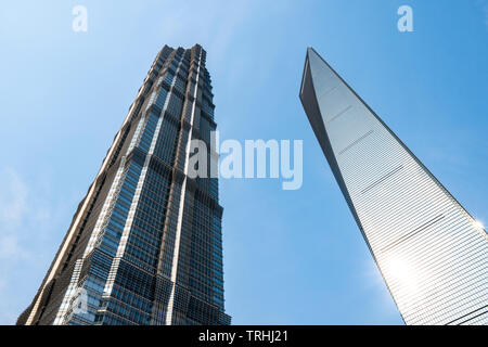 Shanghai, China, 8. Mai 2019: Low Angle Blick auf Shanghai Tower & Shanghai World Financial Center mit sonnigen blauen Himmel