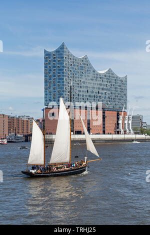 Segelboot vor der Elbphilharmonie, 830. Hafen Geburtstag, Hafen, Hamburg, Deutschland Stockfoto