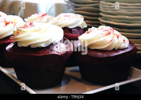 Red velvet Kuchen mit weißer Glasur Stockfoto