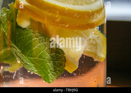Glas Flasche mit frischem Wasser, Zitrone und Minze Stockfoto