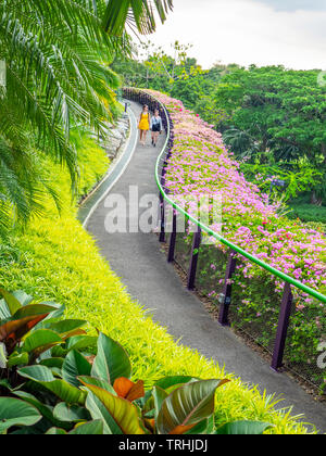 Zwei asiatische Mädchen zu Fuß auf den Weg in die Gärten an der Bucht von Singapur. Stockfoto
