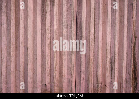 Rostig aus lackiertem Metall wand Textur Hintergrund. Light Pink grunge/Grunge, gestreifte alte korrodierte Oberfläche. Stockfoto
