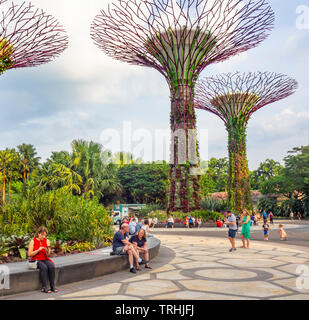 Touristen gehen zwischen den künstlichen Bäume in der Supertree Grove vertikale Garten in der Gartenanlage an der Bucht von Singapur. Stockfoto
