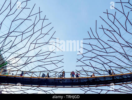 Touristen auf erhöhten Laufsteg OCBC Skyway und Stahl überdachung der künstliche Bäume in der Supertree Grove vertikale Garten in der Gartenanlage an der Bucht von Singapur. Stockfoto