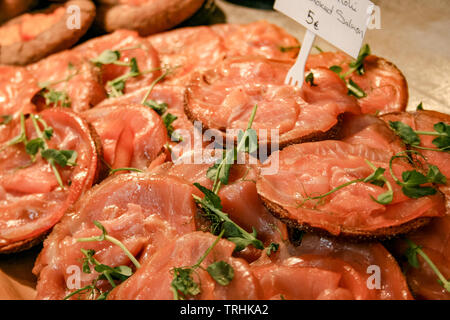 Traditionelle köstlichen gesalzen, geräuchert, in Scheiben geschnittenen Lachs mit schwarzem Brot, Old City Market Hall in Helsinki, Finnland Stockfoto