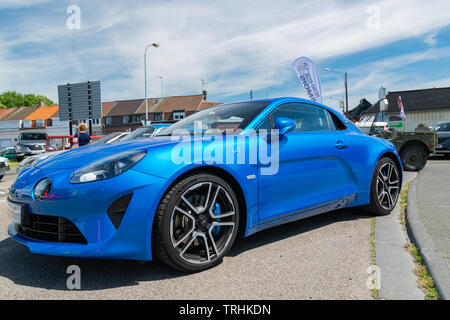 Wattrelos, Frankreich - Juni 02,2019: blau neue Renault Alpine A110, Vorderansicht, Auto am Renault Wattrelos Martinoire Parkplatz ausgestellt. Stockfoto