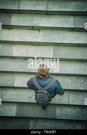Menschen gehen auf einem Flug von Beton Treppe von oben gesehen Stockfoto