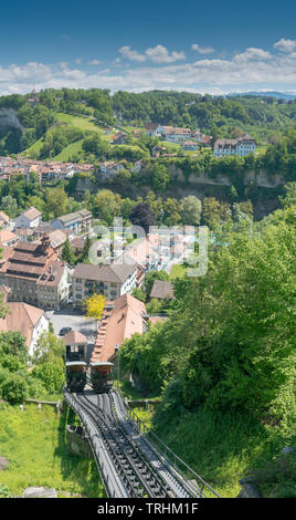 Fribourg, FR/Schweiz/30 Mai 2019: die historische Standseilbahn Straßenbahn zwischen oberen und unteren Freiburg Stadt in der Altstadt Stockfoto