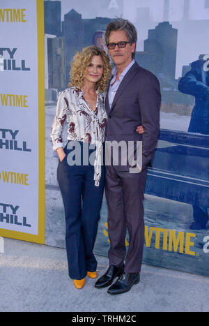 New York, NY - Juni 4, 2019: Kyra Sedgwick und Kevin Bacon besuchen Showtime Netzwerk Stadt auf einem Hügel New York Premiere an der SVA Theater Stockfoto