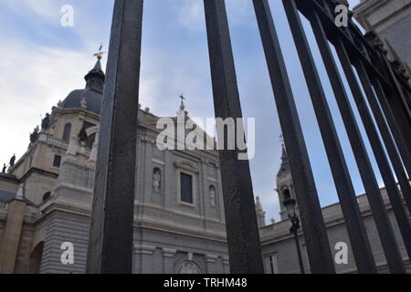 Enge Perspektive Schuß vor dem Eingang der Kathedrale Almudena konzentriert sich auf die Kathedralen Fassade genommen Stockfoto