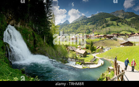 Jaun, FR/Schweiz - vom 30. Mai 2019: Touristen, die in der idyllischen Schweizer Dorf Jaun und der Jaunfall Wasserfall in den Alpen des Kantons Freiburg Stockfoto