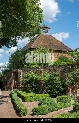 Eastcote House Gardens, Dovecot neben der historischen ummauerten Garten in der Gemeinde Hillingdon, London, UK Stockfoto