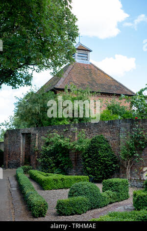 Eastcote House Gardens, Dovecot neben der historischen ummauerten Garten in der Gemeinde Hillingdon, London, UK Stockfoto