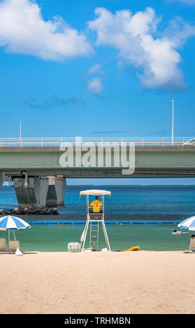 Sonnenschirme und Stühle Rettungsschwimmer am Strand: Naminoue in Naha Stadt in der Präfektur Okinawa, Japan. Stockfoto