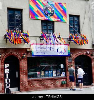 Auf der Suche nach historischen Plakette auf der Vorderseite des Stonewall Inn, Greenwich Village, New York, NY, USA Stockfoto