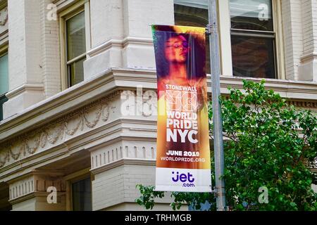 Welt Stolz NYC Juni 2019 Banner in Greenwich Village, New York, NY, USA Stockfoto