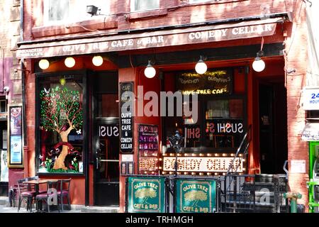 Fassade der Olive Tree Cafe & Comedy Cellar, Greenwich Village, New York, NY, USA Stockfoto