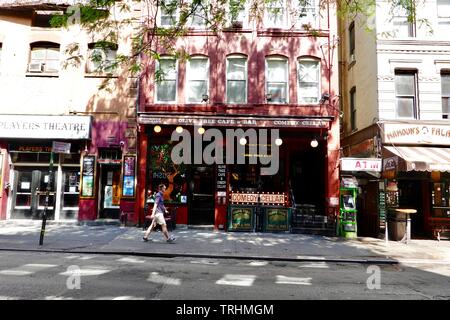 Fassade der Olive Tree Cafe & Comedy Cellar, Greenwich Village, New York, NY, USA Stockfoto